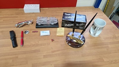 Lot 621 - JAGUAR DESK SET , PEN SET WITH GOLD JAGUAR , GLASS XK 120 ON WOODEN PLINTH