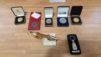 Lot 613 - JAGUAR GOLD BONNET MASCOT & KEY RING SET &SELECTION OF SILVERSTONE MEDALS