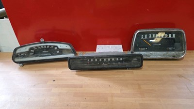 Lot 561 - 3X CAR INSTRUMENT PANELS WITH VERY LOW MILEAGE SHOWING