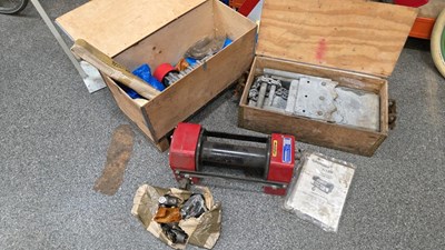 Lot 887 - NEW BOXED LAND ROVER TD5 HYDRAULIC WINCH KIT + LAND ROVER SERIES 1/2 FAIREY WINCH ANCHOR CHOCKS