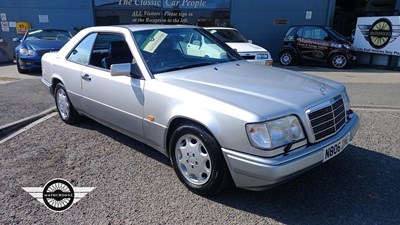 Lot 614 - 1996 MERCEDES E220 AUTO