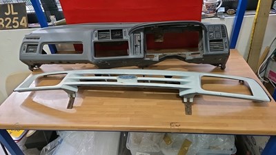 Lot 577 - FORD SIERRA GRILL & DASH BOARD
