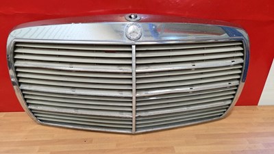 Lot 591 - MERCEDES GRILLE
