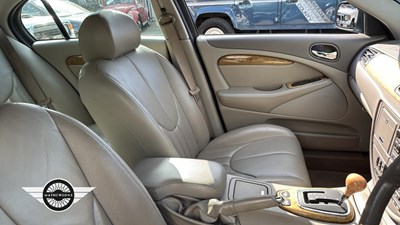Lot 16 - 1999 JAGUAR S-TYPE V6 AUTO