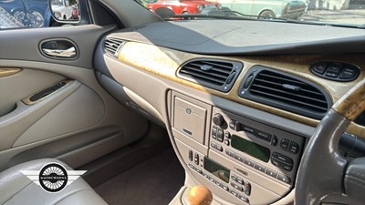Lot 16 - 1999 JAGUAR S-TYPE V6 AUTO