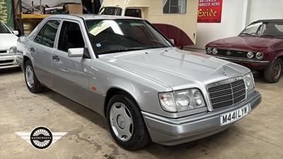 Lot 22 - 1995 MERCEDES E280 AUTO