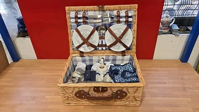 Lot 775 - LUXURY PICNIC HAMPER