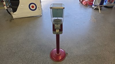 Lot 403 - V LINE SWEET MACHINE DISPENSER IN WORKING ORDER WITH KEY