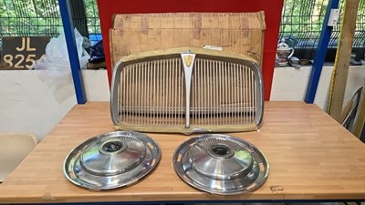 Lot 451 - ROVER GRILLE IN ORIGINAL BOX + 2 X WHEEL TRIMS