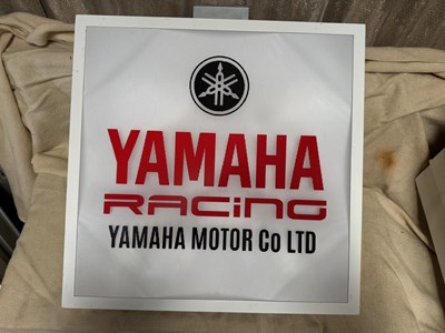 Lot 801 - YAMAHA RACING LIGHT UP SIGN 23" X 23"