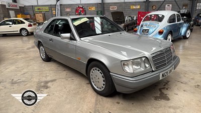 Lot 500 - 1995 MERCEDES E220 AUTO