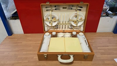 Lot 419 - BREXTON BROWN PICNIC SET