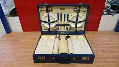 Lot 629 - BREXTON NAVY PICNIC SET