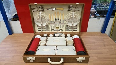 Lot 729 - BREXTON 6 PIECE TAN PICNIC SET