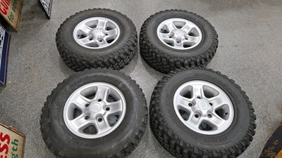 Lot 847 - 4 X LAND ROVER DEFENDER WHEELS C/W MUD TERRAIN TYRES