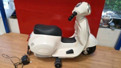 Lot 211 - CHILDS ELECTRIC VESPA IN WORKING ORDER- ALL PROCEEDS TO CHARITY