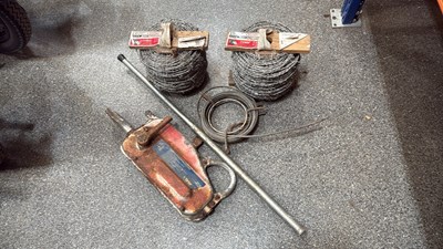 Lot 815 - TIRFOR HAND WINCH 1600KG WITH HANDLE + 2 ROLLS OF BARBED WIRE