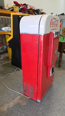 Lot 3 - VINTAGE COCA COLA MACHINE