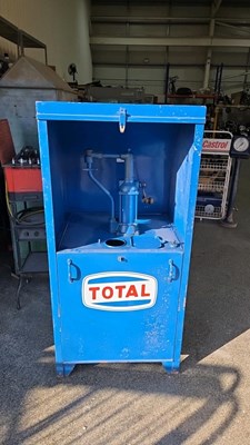 Lot 91 - TOTAL OIL PUMP CABINET