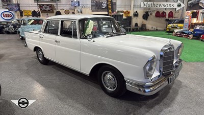 Lot 60 - 1964 MERCEDES 220