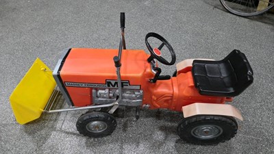 Lot 423 - CHILD'S MASSEY FERGUSON PEDAL TRACTOR
