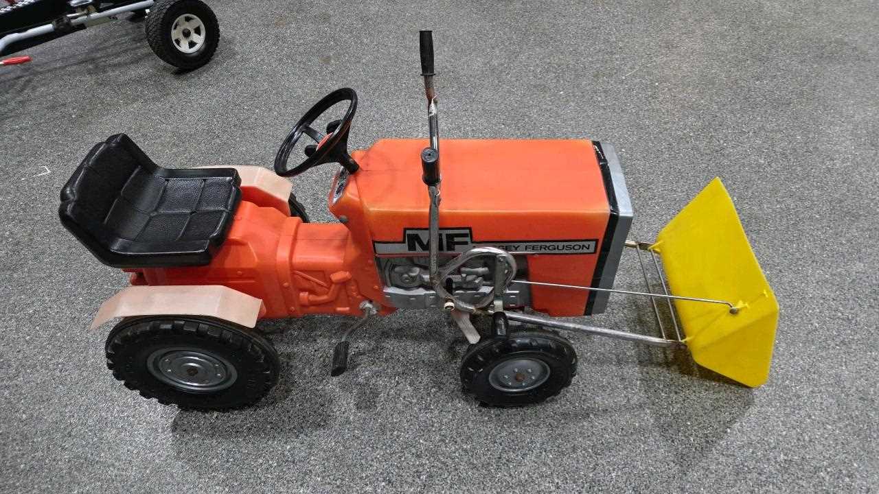 Lot 423 - CHILD'S MASSEY FERGUSON PEDAL TRACTOR