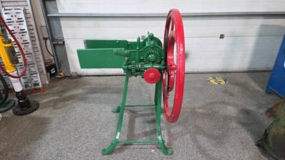 Lot 687 - VINTAGE CHAFF CUTTER MACHINE