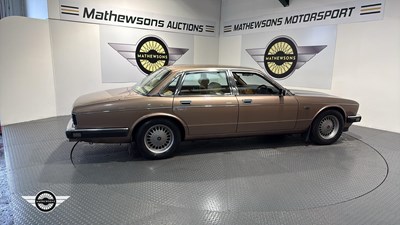 Lot 32 - 1990 DAIMLER 4.0 AUTO