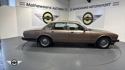 Lot 32 - 1990 DAIMLER 4.0 AUTO