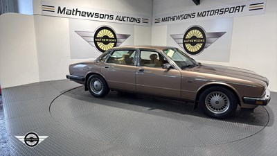 Lot 32 - 1990 DAIMLER 4.0 AUTO