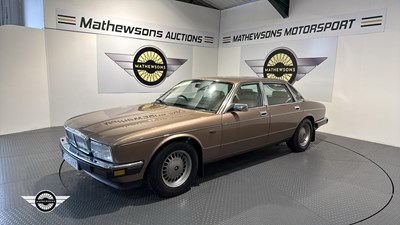 Lot 32 - 1990 DAIMLER 4.0 AUTO