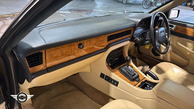 Lot 32 - 1990 DAIMLER 4.0 AUTO