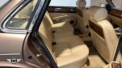 Lot 32 - 1990 DAIMLER 4.0 AUTO