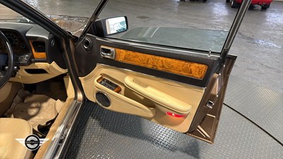 Lot 32 - 1990 DAIMLER 4.0 AUTO