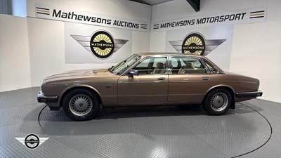 Lot 32 - 1990 DAIMLER 4.0 AUTO