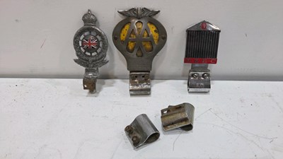 Lot 823 - RAC , RREC & AA BADGES