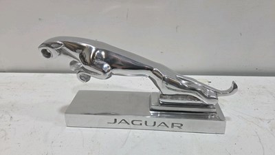 Lot 613 - ALUMINIUM JAGUAR OFFICE DESK MASCOT 12" X 5"