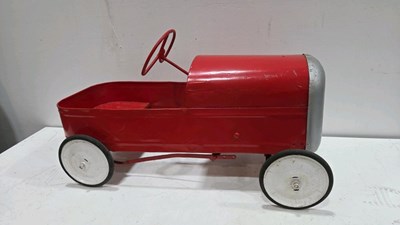 Lot 859 - TRIANG PEDAL CAR