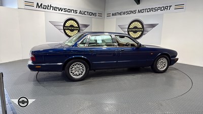 Lot 6 - 2000 JAGUAR XJ8 AUTO