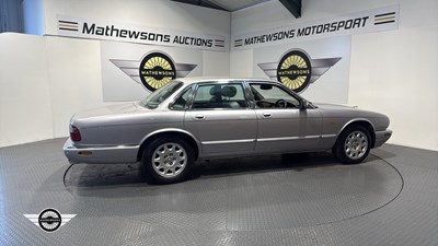 Lot 646 - 2000 JAGUAR XJ8 AUTO