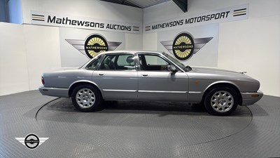 Lot 646 - 2000 JAGUAR XJ8 AUTO