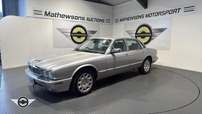 Lot 646 - 2000 JAGUAR XJ8 AUTO