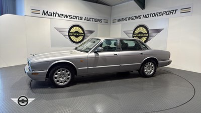 Lot 646 - 2000 JAGUAR XJ8 AUTO