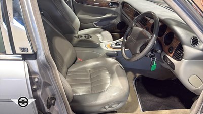 Lot 646 - 2000 JAGUAR XJ8 AUTO
