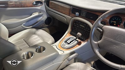 Lot 646 - 2000 JAGUAR XJ8 AUTO