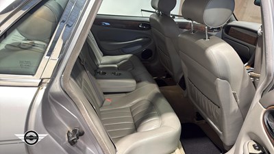 Lot 646 - 2000 JAGUAR XJ8 AUTO