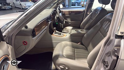 Lot 646 - 2000 JAGUAR XJ8 AUTO