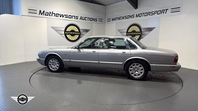 Lot 646 - 2000 JAGUAR XJ8 AUTO