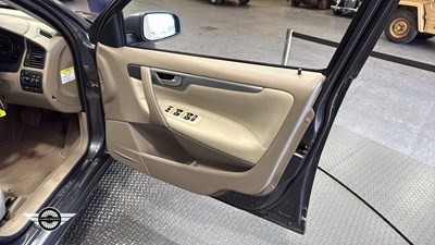 Lot 392 - 2004 VOLVO V70 T5 SE AUTO