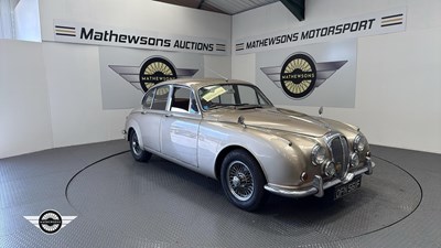 Lot 746 - 1968 DAIMLER V8 250